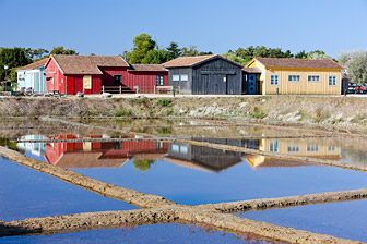 cabanes et marais salant au Port des Salines